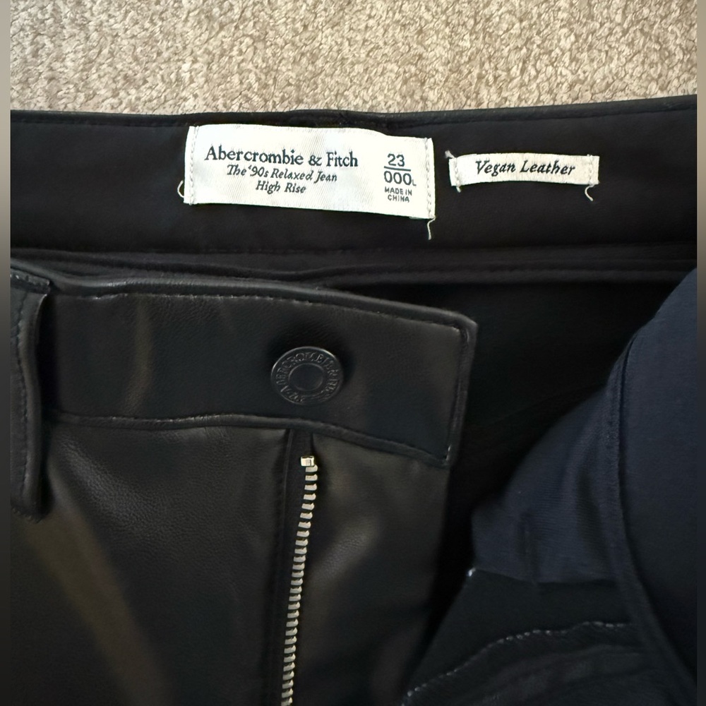 Abercrombie & Fitch ‘90s Relaxed High Rise Vegan Leather Cargo Pant size 23/000 - Picture 5 of 6